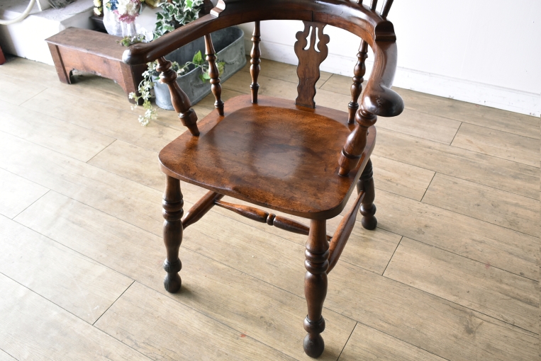 アンティークらしい味わいが魅力のダブルボウバックウィンザーアームチェア【c260-2】