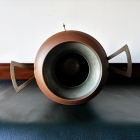 空間を格調高く演出する装飾用のオブジェとしてお楽しみいただける、重厚感のある金属製ピッチャー【5405】