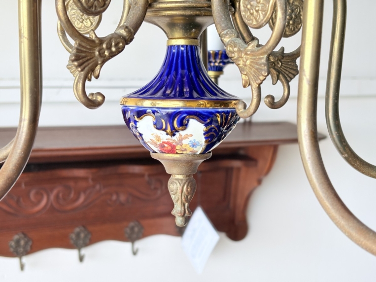 真鍮フレームが温かみのある光を放ち、空間を華やかに彩る照明器具。コバルトブルーの磁器に映える金彩と薔薇の花絵が美しい5灯シャンデリア【sy456】