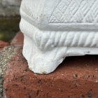 横長のフォルムが寄せ植えを華やかに演出。優美な草花レリーフが施されたホワイトカラーのプランター【51538】