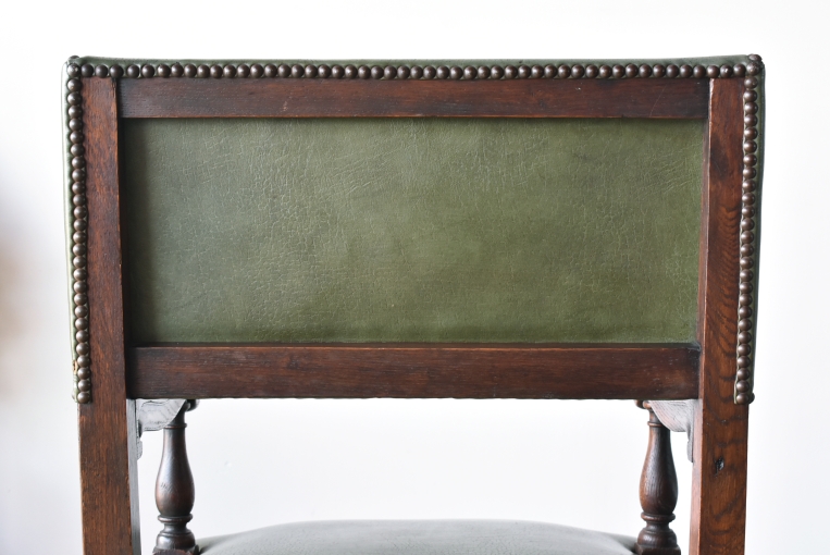 どっしりとしたオーク材が魅力のアームチェア【c14】