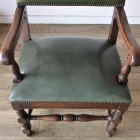 オーク無垢材を贅沢に使用した、滑らかな曲線を描くアーム部分。経年変化による深い色艶と、身体を優しく包み込むような堅牢な背もたれのディテール。