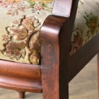 脚の付け根に修復跡がございます