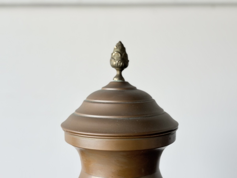 空間を格調高く演出する装飾用のオブジェとしてお楽しみいただける、重厚感のある金属製ピッチャー【5405】