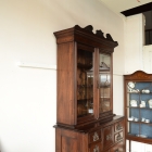 重厚な風格と実用性を兼ね備えたジョージアン様式のラージガラスキャビネット【k41】