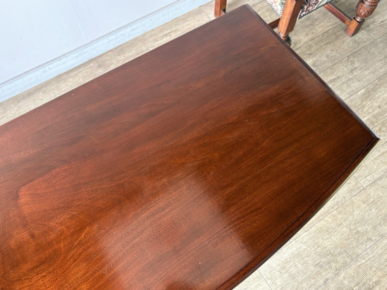 木製デスク天板に見られる細かなキズや使用跡