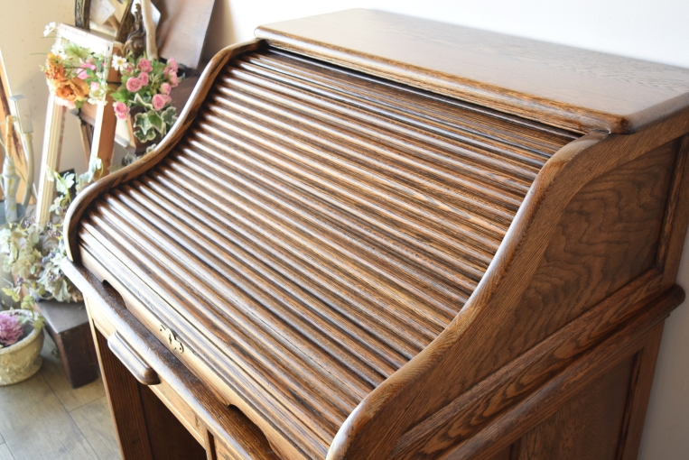 木目が美しいオーク材のスモールロールトップデスク【d83】