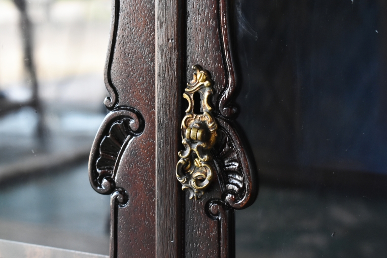 ヴィクトリアンスタイルの華やかなキャビネット【k186】