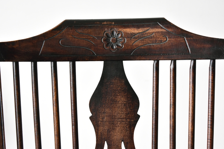 味わい深いスピンドルバックアームチェア【c307】