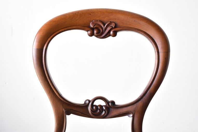 優雅で華やかなデザインが魅力のウォールナットバルーンチェア【c215-5】