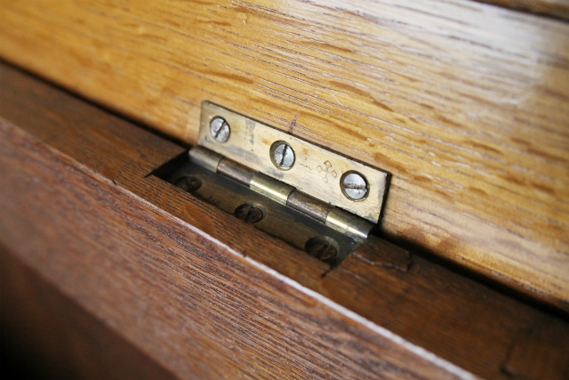 オーク無垢材で内装までしっかりと作られたベッドサイドコファ【40291】