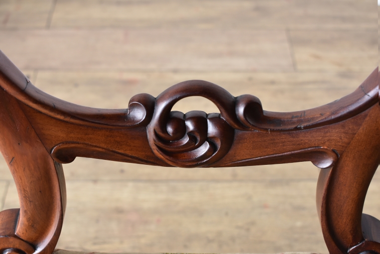 優雅で華やかなデザインが魅力のウォールナットバルーンチェア【c215-6】