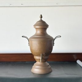 空間を格調高く演出する装飾用のオブジェとしてお楽しみいただける、重厚感のある金属製ピッチャー【5405】