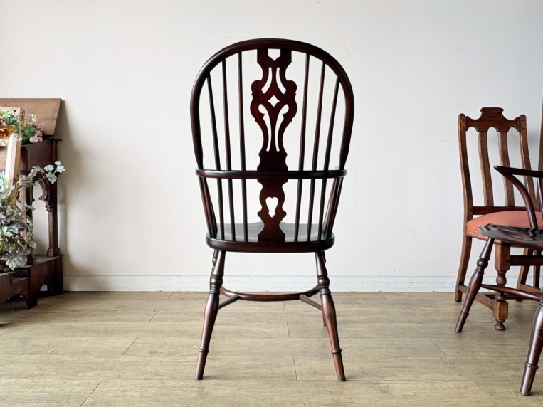 ウィンザーアームチェアの背面全体