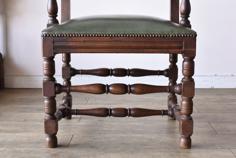 英国伝統の挽物細工が施された、太く逞しいオーク材の脚部。長年の使用にも耐えうる、しっかりとした「貫」の構造が頼もしいアンティークチェアの足元アップ。