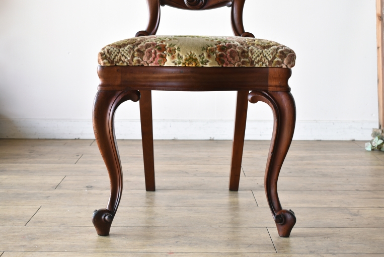 優雅で華やかなデザインが魅力のウォールナットバルーンチェア【c215-5】