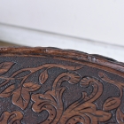 天板一面の彫刻細工が目を引くカーヴィングテーブル　【t34】