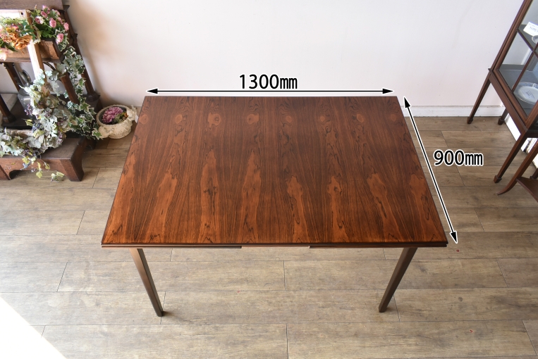 ローズウッド特有の力強く、神秘的なうねりを見せる天然木の木目。赤みを帯びた深い褐色と黒のコントラストが美しい、最高級材ならではの天板ディテール。