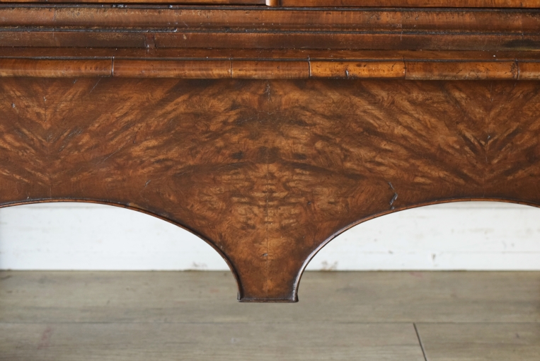 ウォールナットの化粧張りが美しいガラスキャビネット【k147】