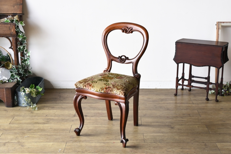 優雅で華やかなデザインが魅力のウォールナットバルーンチェア【c215-6】