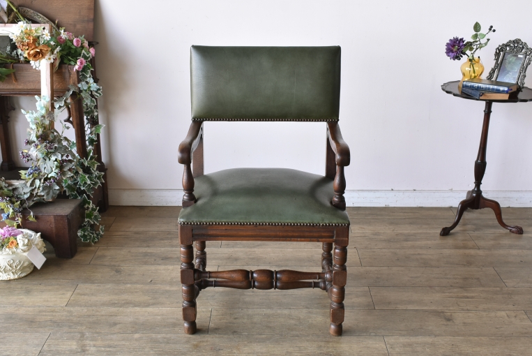 どっしりとしたオーク材が魅力のアームチェア【c14】