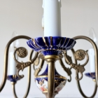 真鍮フレームが温かみのある光を放ち、空間を華やかに彩る照明器具。コバルトブルーの磁器に映える金彩と薔薇の花絵が美しい5灯シャンデリア【sy456】