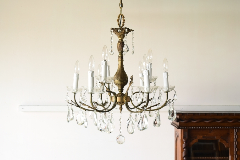 パルテノン アンティーク / 時を纏う真鍮の風合いと、降り注ぐ