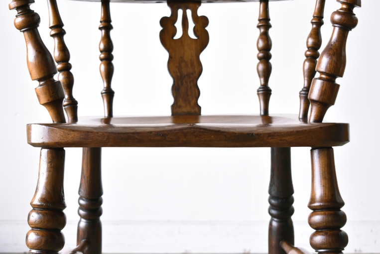 アンティークらしい味わいが魅力のダブルボウバックウィンザーアームチェア【c260-2】