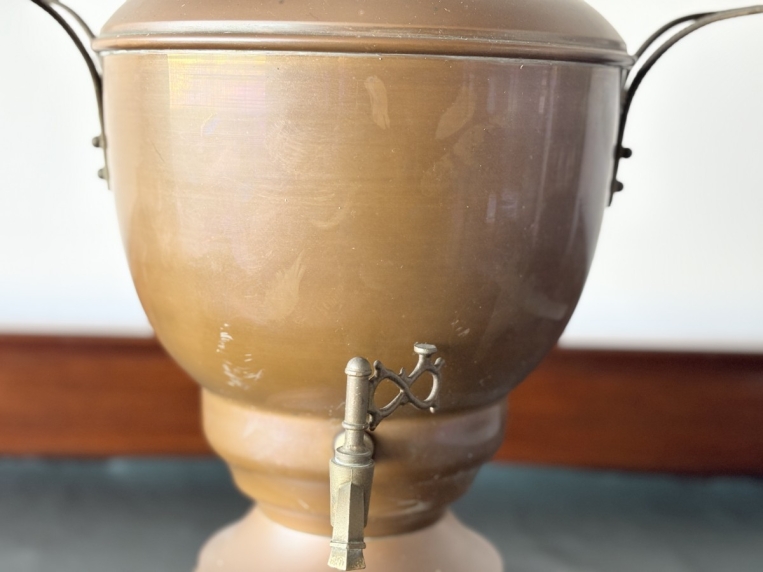 空間を格調高く演出する装飾用のオブジェとしてお楽しみいただける、重厚感のある金属製ピッチャー【5405】