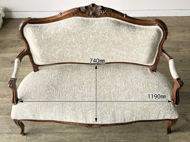 落ち着いた色調のファブリックと、ゆったりとした座り心地を予感させるクッション。サロンやリビングを上質な空間に変えるアンティークソファのディテール。