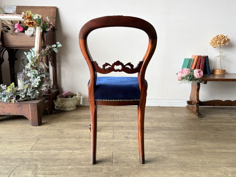 ウォールナットの美しい曲線と彫刻が目を惹く、空間を優雅に彩る気品あるバルーンチェア【c237-1】