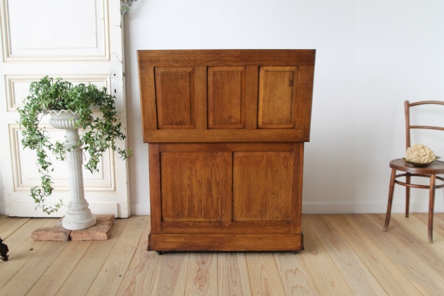 オーク無垢材で内装までしっかりと作られたベッドサイドコファ【40291】