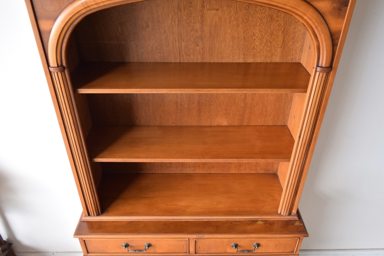 アーチの優美さが際立つ上品なブックキャビネット【9136】