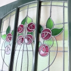 薔薇を描いたステンドグラスが圧巻の一枚。深緑のペイントと真鍮金具が映えるエントランスドア【do45】