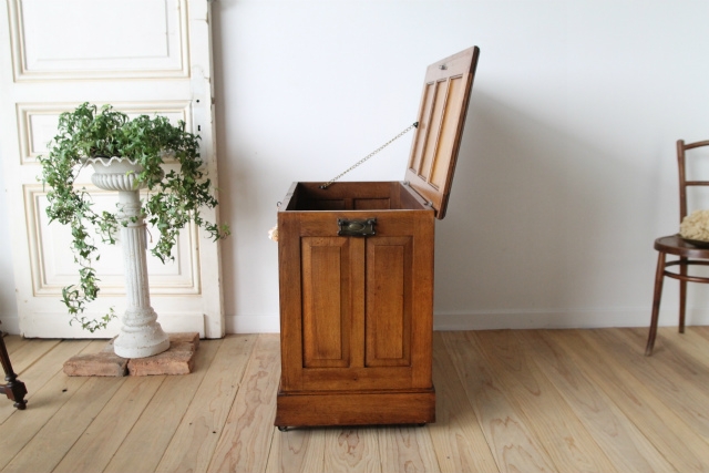 オーク無垢材で内装までしっかりと作られたベッドサイドコファ【40291】