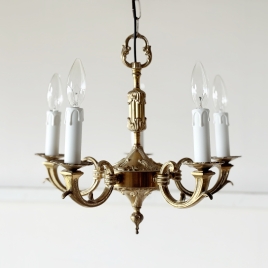 華やかな真鍮装飾の重厚感と白いペイント跡が織りなすクラシック5灯式シャンデリア【sy449】