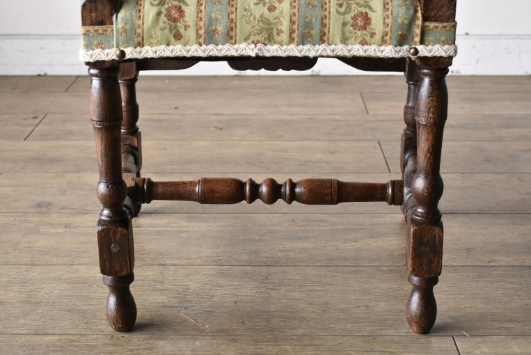 見事な彫刻が美しいキッズアームチェア【c304】