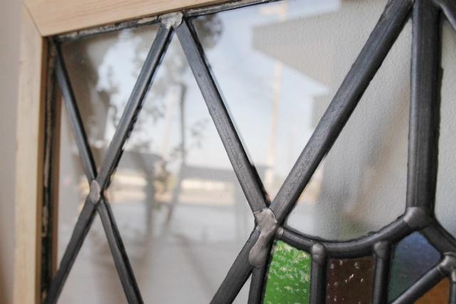 カラフルなガラスが用いられたステンドグラス【7738-A】