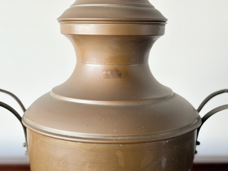 空間を格調高く演出する装飾用のオブジェとしてお楽しみいただける、重厚感のある金属製ピッチャー【5405】