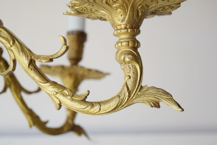 緻密な装飾美が空間を彩る優雅なクラシック6灯式シャンデリア【sy453】