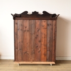 重厚な風格と実用性を兼ね備えたジョージアン様式のラージガラスキャビネット【k41】