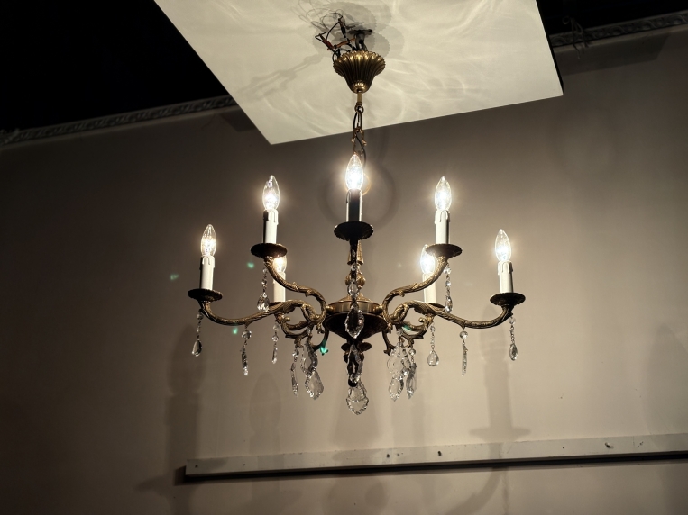 優雅な曲線が空間を華やかに彩る、真鍮の重厚な質感としずく型クリスタルが煌めく8灯式ガラスシャンデリア【sy470】