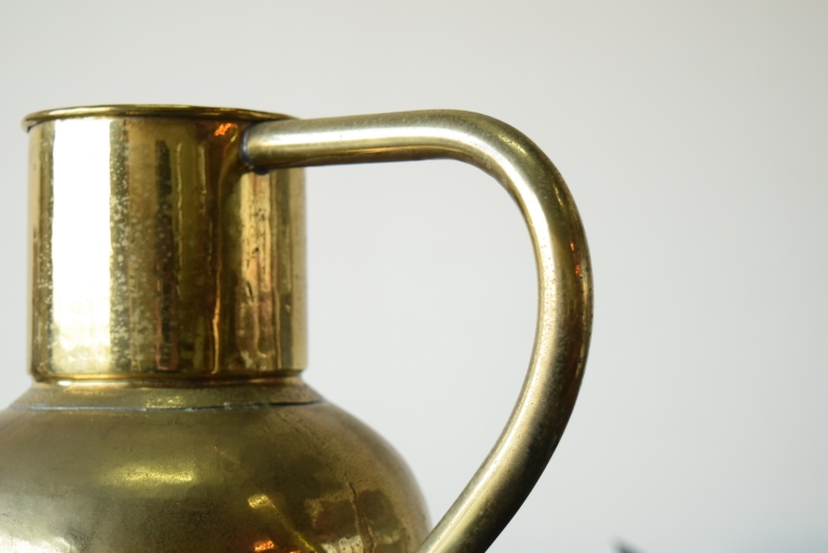 真鍮の輝きと手仕事の温もり、ハンマリング加工のブラスフラワーベース【8532】