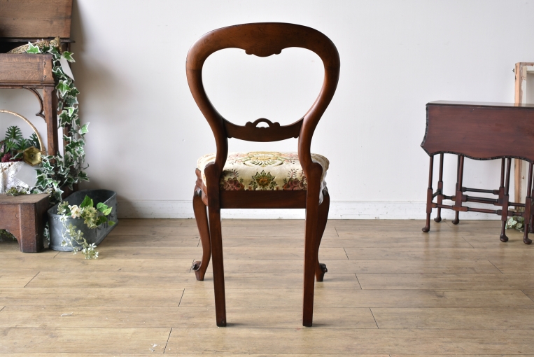 優雅で華やかなデザインが魅力のウォールナットバルーンチェア【c215-6】