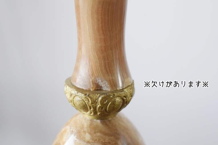 大理石に欠けがあります。