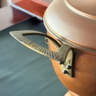 空間を格調高く演出する装飾用のオブジェとしてお楽しみいただける、重厚感のある金属製ピッチャー【5405】