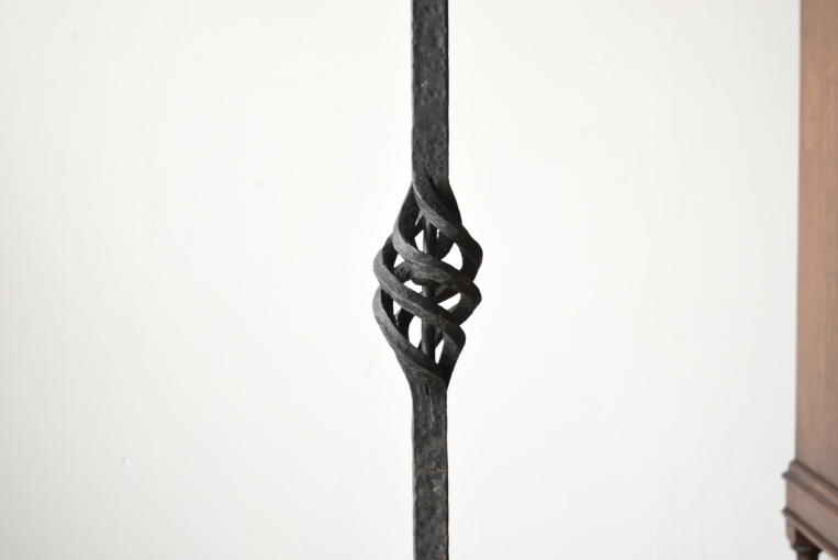 職人の手仕事が感じられる鍛鉄（ロートアイアン）のベース部分。アール・ヌーヴォーの余韻を感じさせるしなやかな曲線美と、重厚感のあるアイアンの質感。