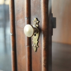 ウォールナットの化粧張りが美しいガラスキャビネット【k147】