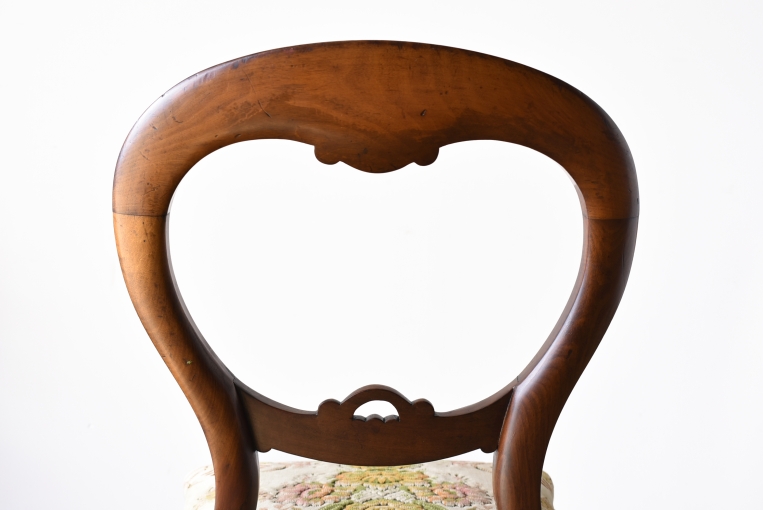 優雅で華やかなデザインが魅力のウォールナットバルーンチェア【c215-5】