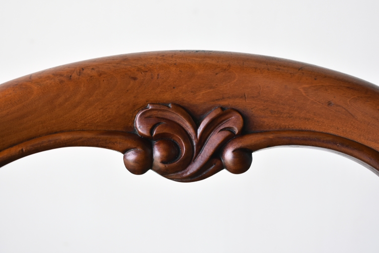 優雅で華やかなデザインが魅力のウォールナットバルーンチェア【c215-5】